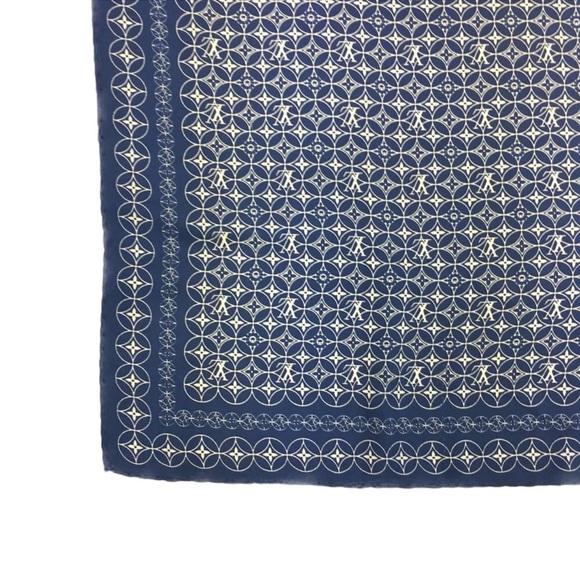 255 Louis Vuitton LV Extra Large 100% Silk Scarf - Picture 3 of 7